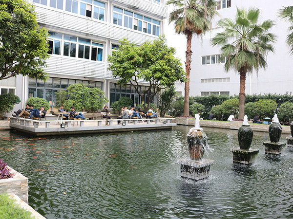 東莞潤東方環(huán)保空調(diào)公司銷售部戶外休息區(qū)