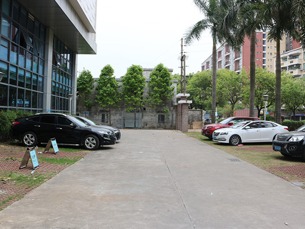 潤東方環保空調冷風機廠家銷售部室外停車場