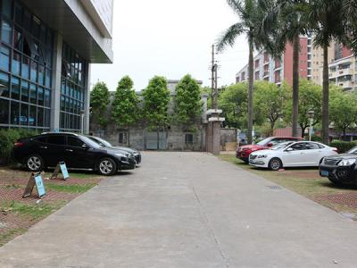 潤東方環保空調冷風機廠家銷售部室外停車場